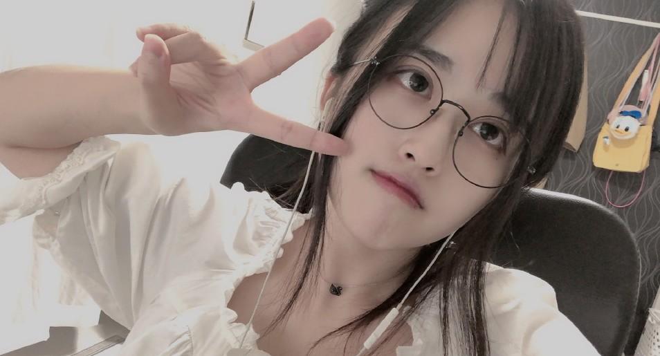 绝地求生:4am王欣深夜查房女主播,被粉丝当场抓获,练压枪?