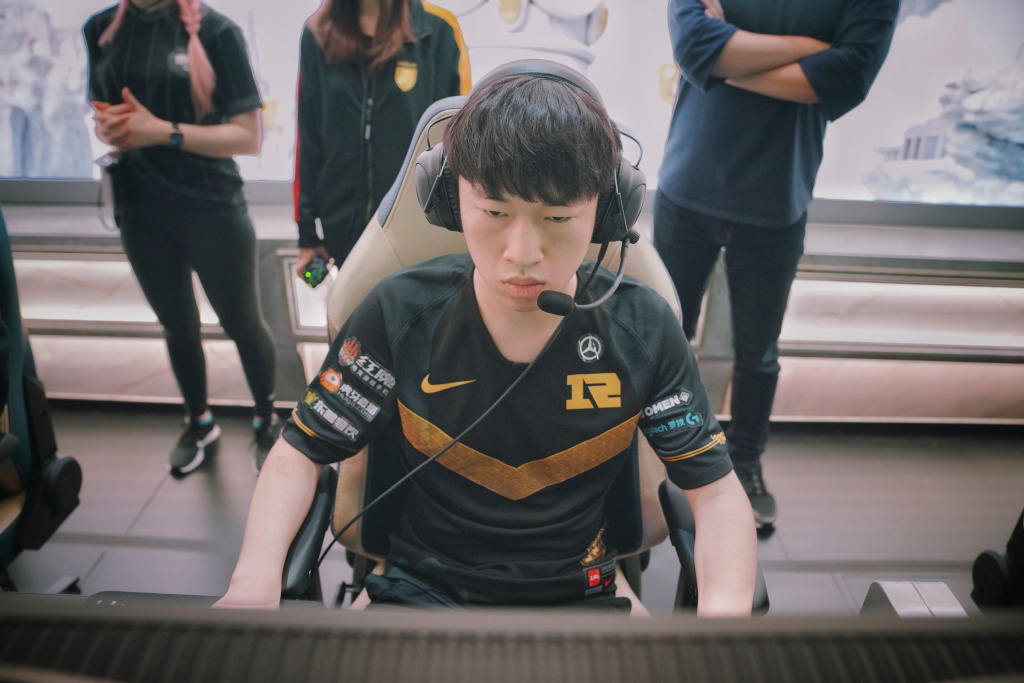 rng小虎自嘲改名2200空守基地补时长网友看他吃饭我都心痛