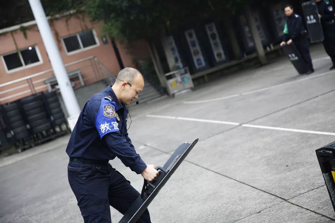 握紧盾牌,他是家人的卫士,是人民的卫士,是共和国的卫士 !