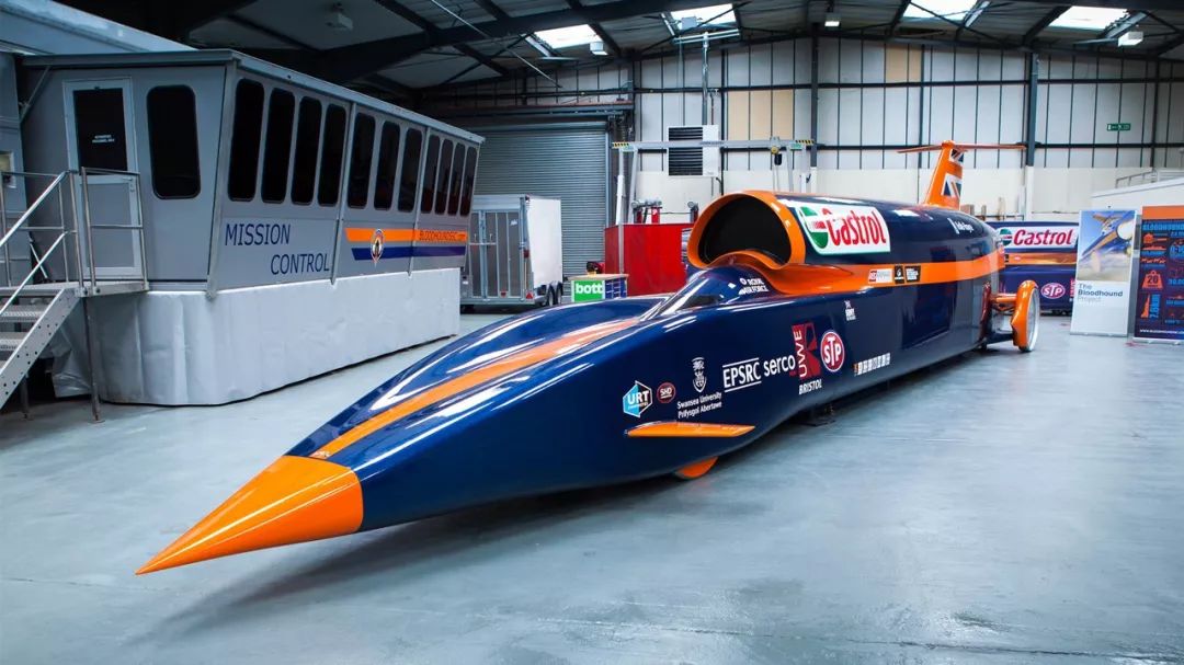 v8发动机,但是fireforce 3 喷气式汽车不是普通的funny cars赛车