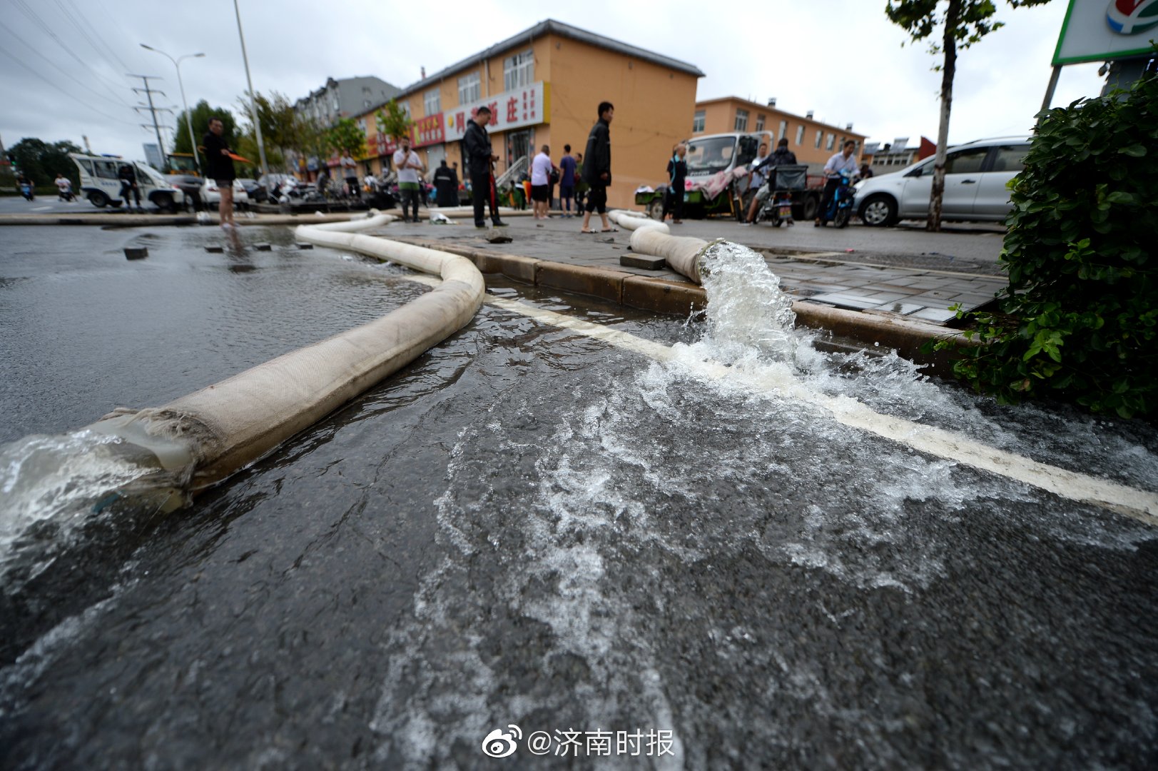 济南清河北路一小区积水严重8条管道同时抽排水