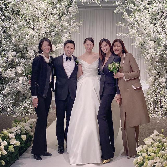 韩国明星金秀贤在线官宣结婚了,超美婚纱照甜蜜公开,网友直呼:太美了!