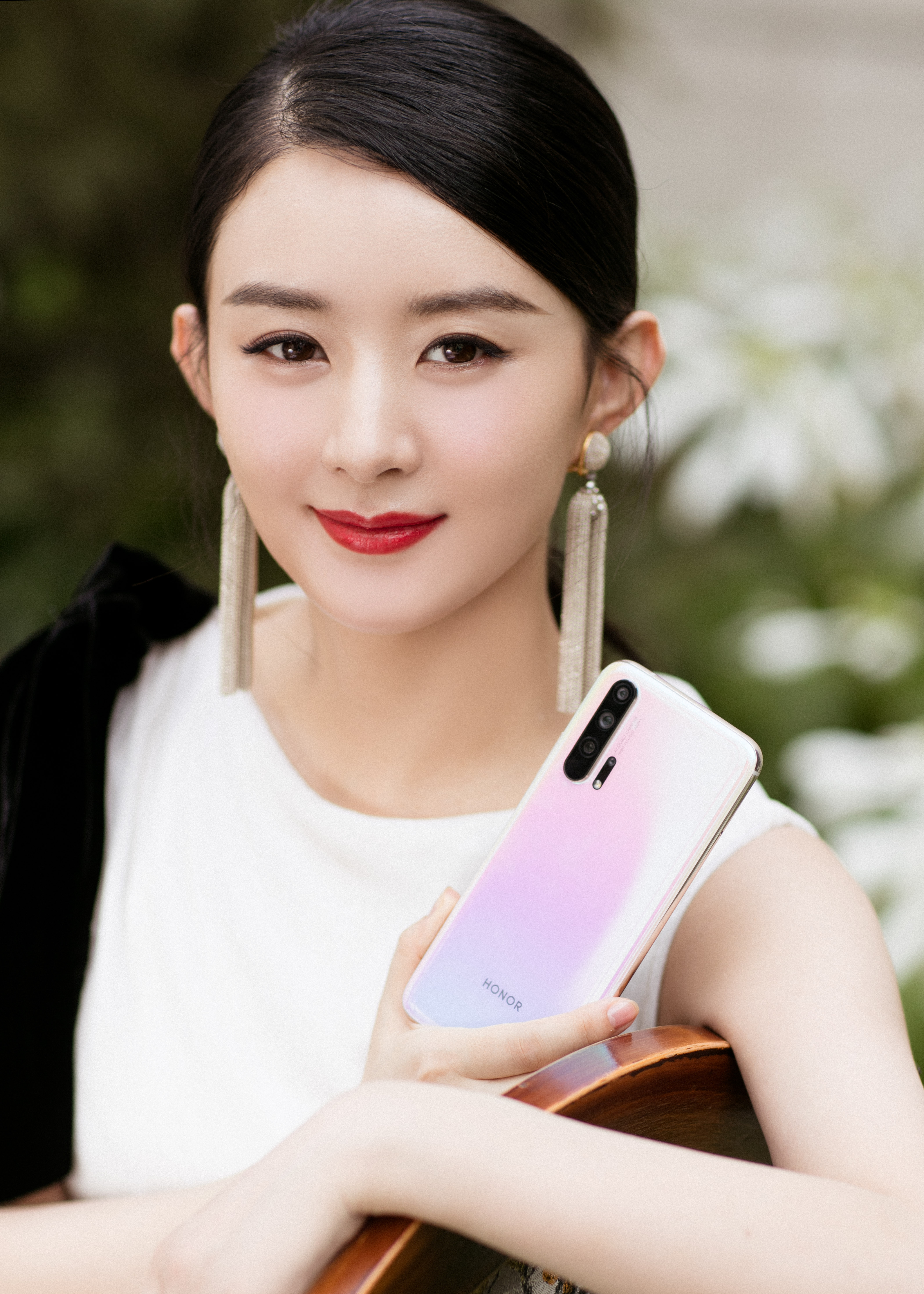 赵丽颖现身荣耀手机派对复工状态满分依旧那么美