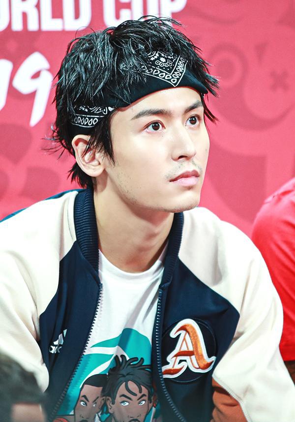 演员张哲瀚"篮球疯子"名不虚传 工作追星两不耽误厉害