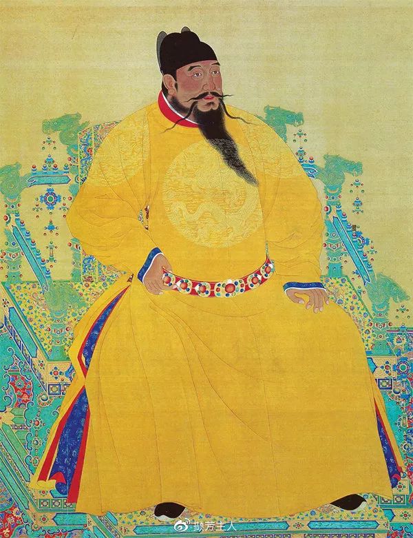 明成祖坐像仁宗像面庞饱满,髯长及胸,脸型五官甚肖乃父,丝毫看不出