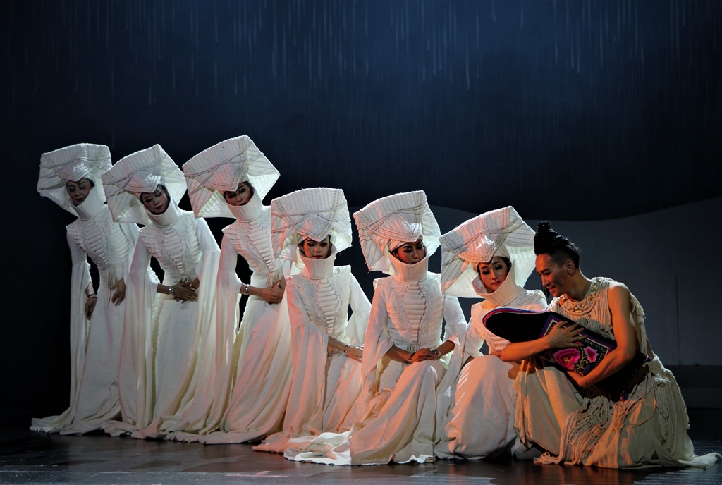 大型彝族服饰音乐舞剧云绣彝裳在云南省大剧院精彩上演