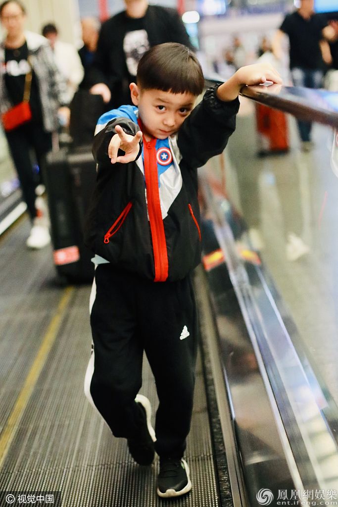 邓莎牛仔服破洞裤做时髦辣妈 大麟子留西瓜头比v活