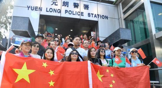 11月7日上午,约70名香港市民自发参与暖港行动,赴元朗及屯门警署