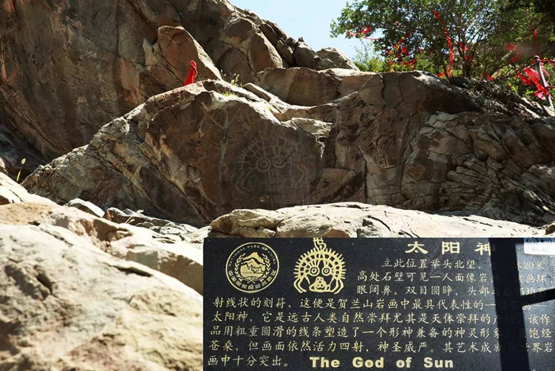 连绵约250公里,接着蜿蜒北上成为宁夏回族自治区和内蒙古自治区的界山