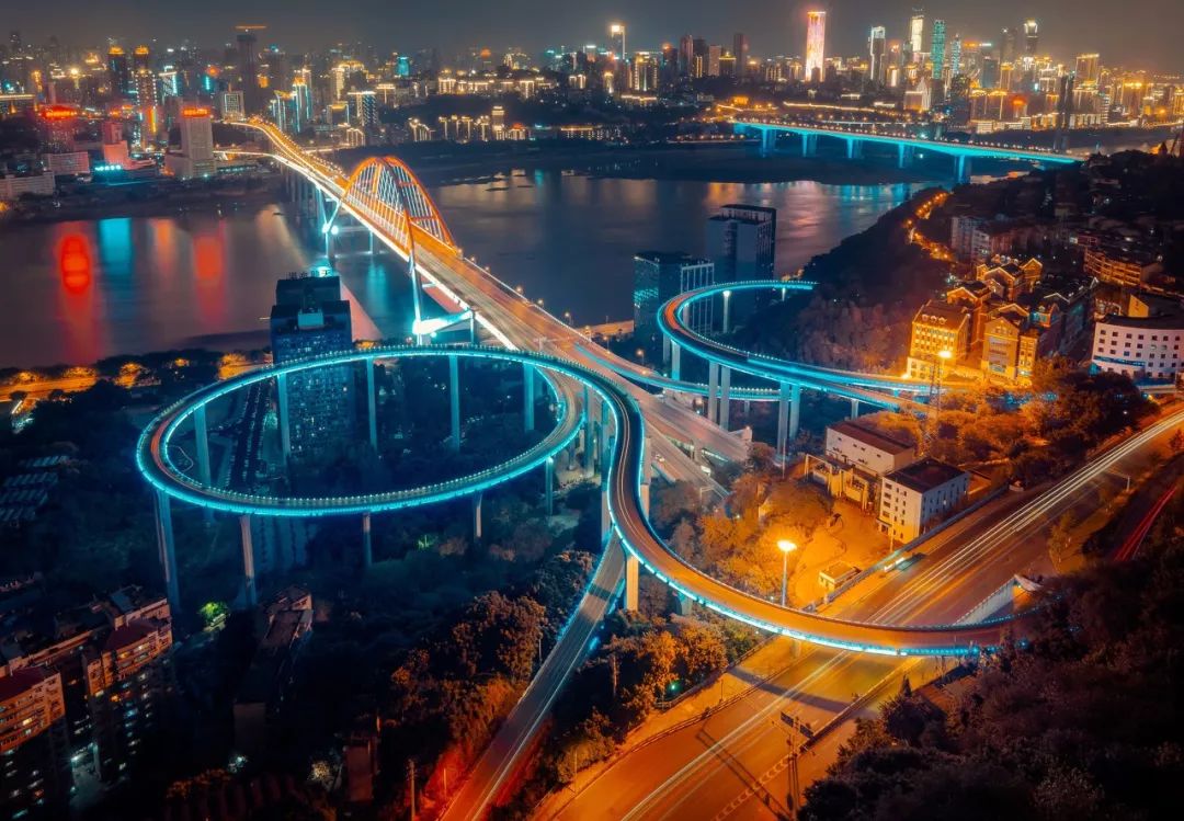 在一共5层,共有15条匝道的立交上,走错一条路就是重庆一日游