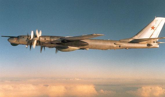 在这之前,苏军手上的重型轰炸机只有仿自美国b29"超级空中堡垒"的图4