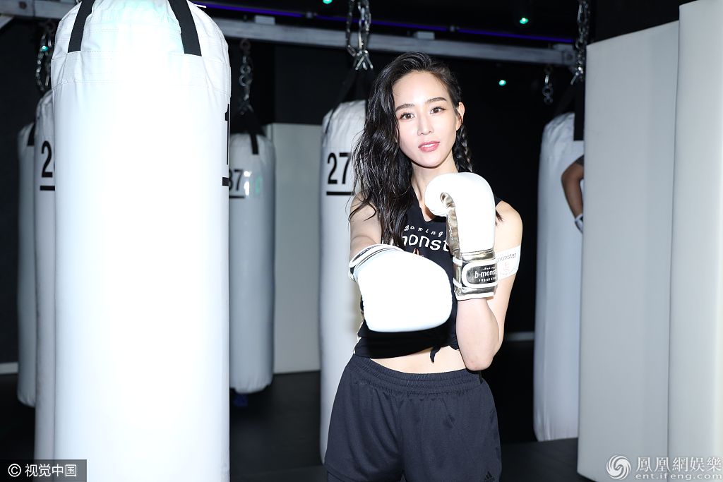 查看更多高清图片2019年10月9日,台北,张钧甯出席有氧拳击健身中心