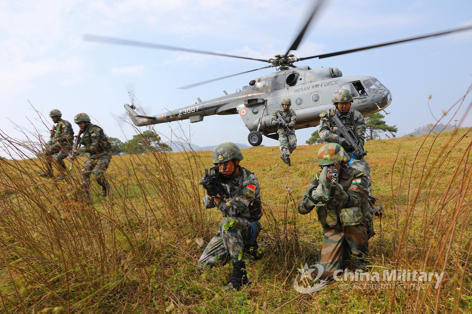 中印陆军联训 印度官兵用筷子吃中餐_凤凰网军事_凤凰网