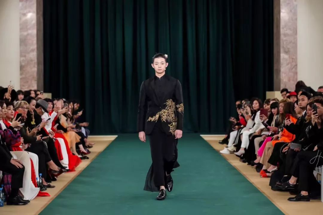 走秀艺人,身着盖娅传说高定华服,霍尊盖娅传说巴黎时装周首秀亮嗓