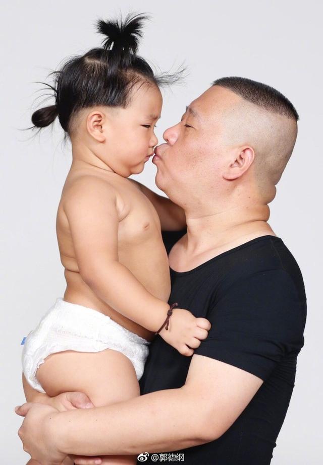 郭德纲4岁儿子郭汾阳近照小脸胖嘟嘟现双下巴小辫子长到腰间