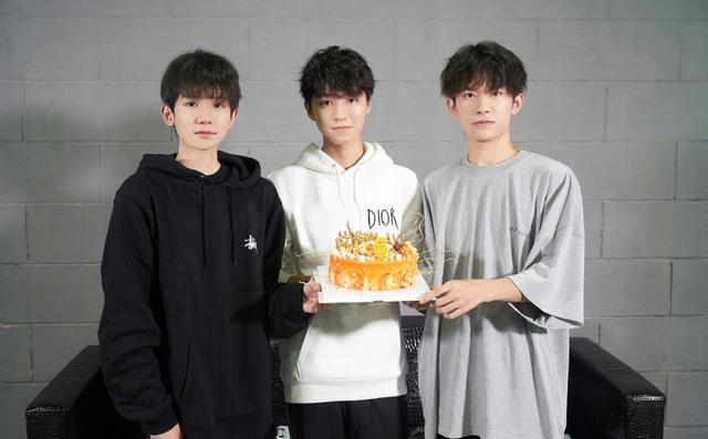tfboys出道六周年王俊凯王源易烊千玺共同捧生日蛋糕庆祝