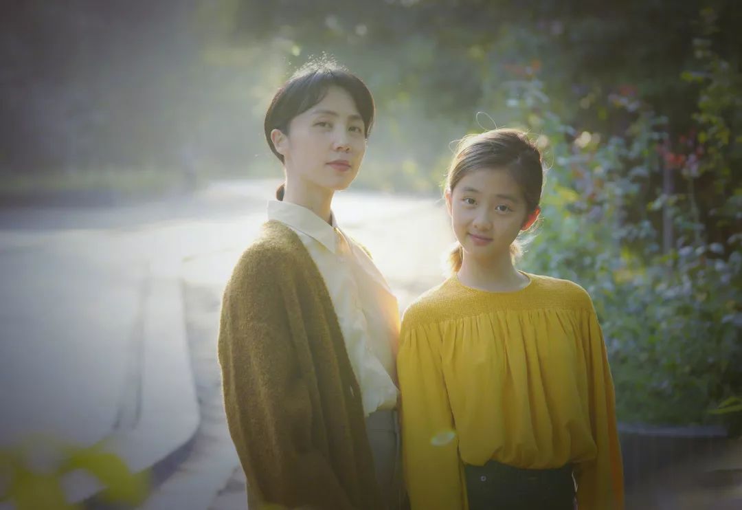 多妈孙莉与女儿合影13岁多多黄衣造型可爱灵动颜值气质太像妈