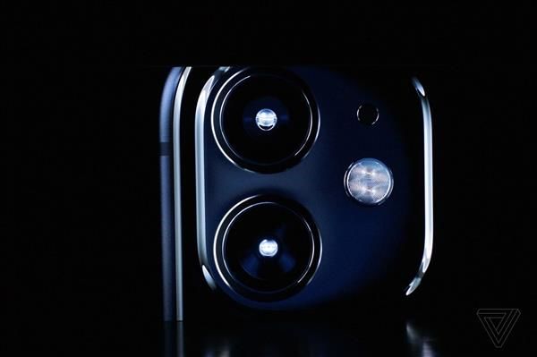 苹果iphone 11手机亮相 :刘海依旧 升级双摄