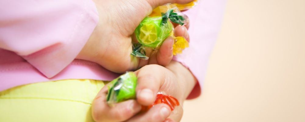 宝宝爱吃糖的三大危害宝宝爱吃糖该怎么办