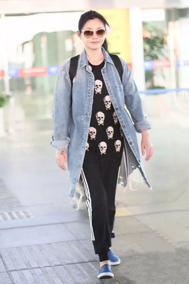 43岁大s不显老!牛仔衣搭运动裤朴素,皮肤水嫩一头黑发发量惊人