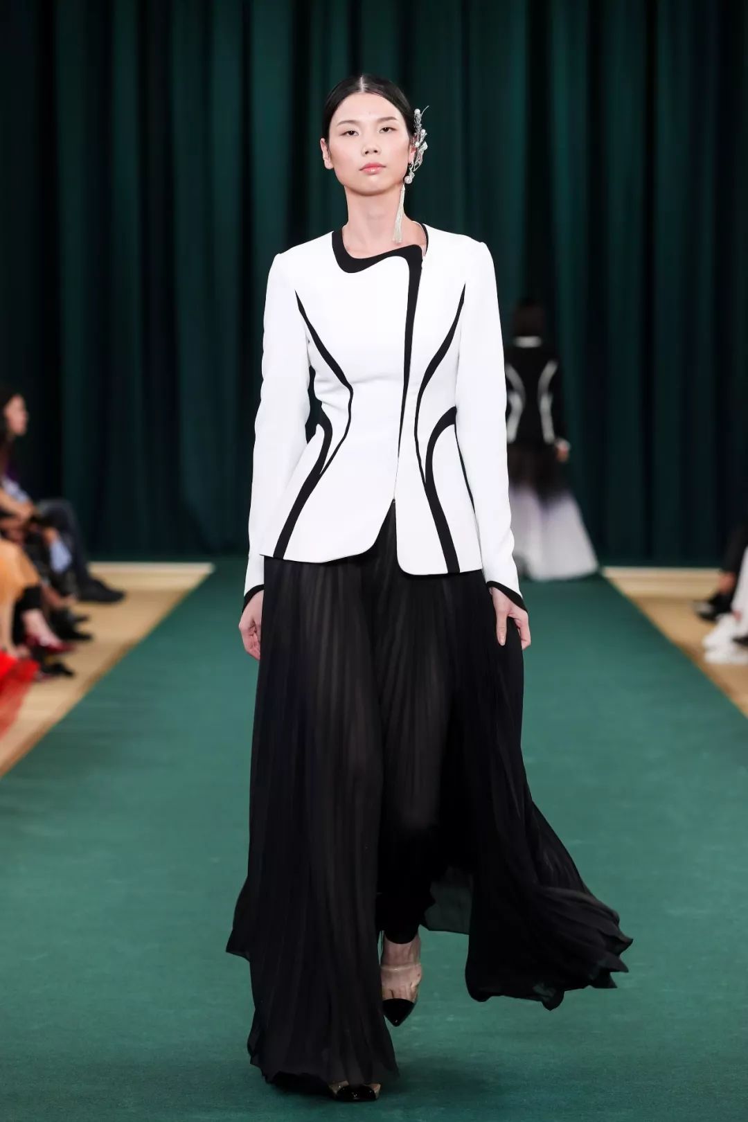 盖娅传说·熊英2020ss巴黎时装周成衣秀