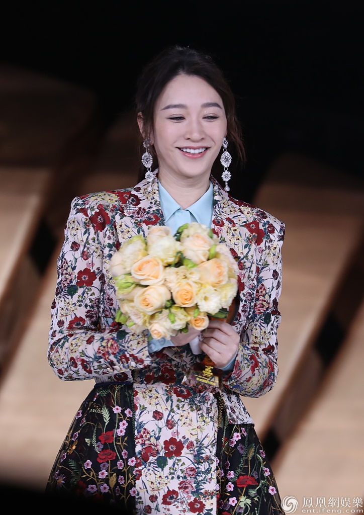 人比花娇!43岁李小冉牛奶肌夺人眼球 捧花甜笑令人心动