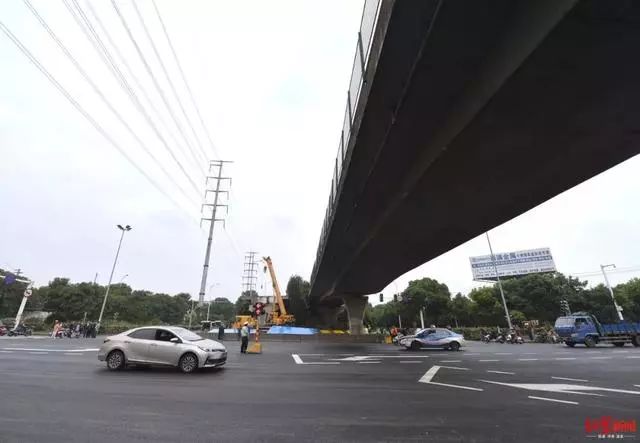 无锡侧翻高架桥地面道路通车!事故原因初查:两车在同一车道超载