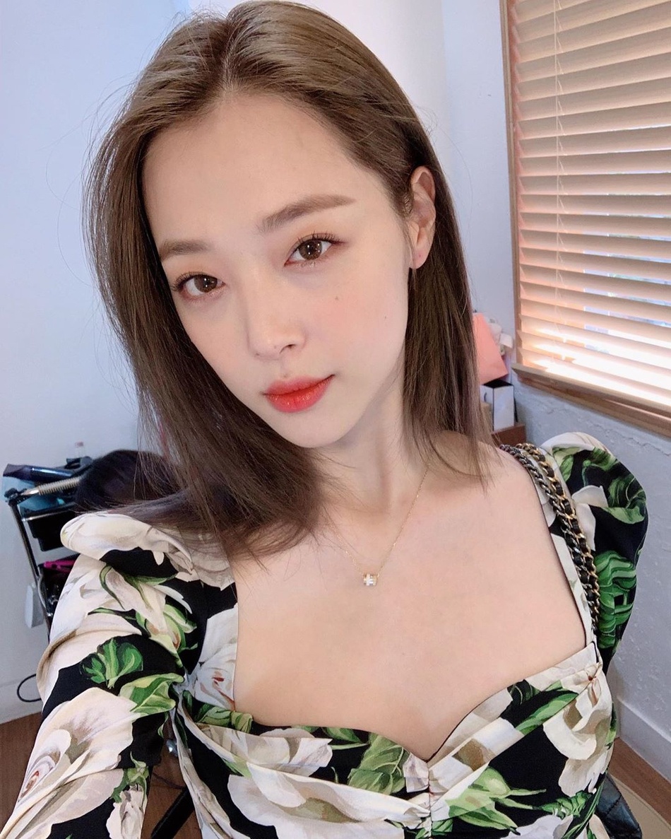 雪莉穿低胸裙自拍晒不停 大眼发亮皮肤白皙秀锁骨