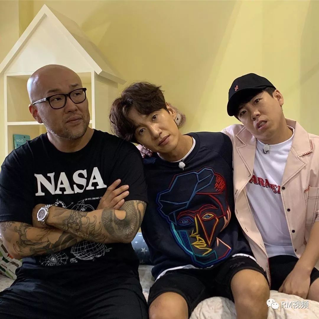 tiny哥ins更新与成员合照