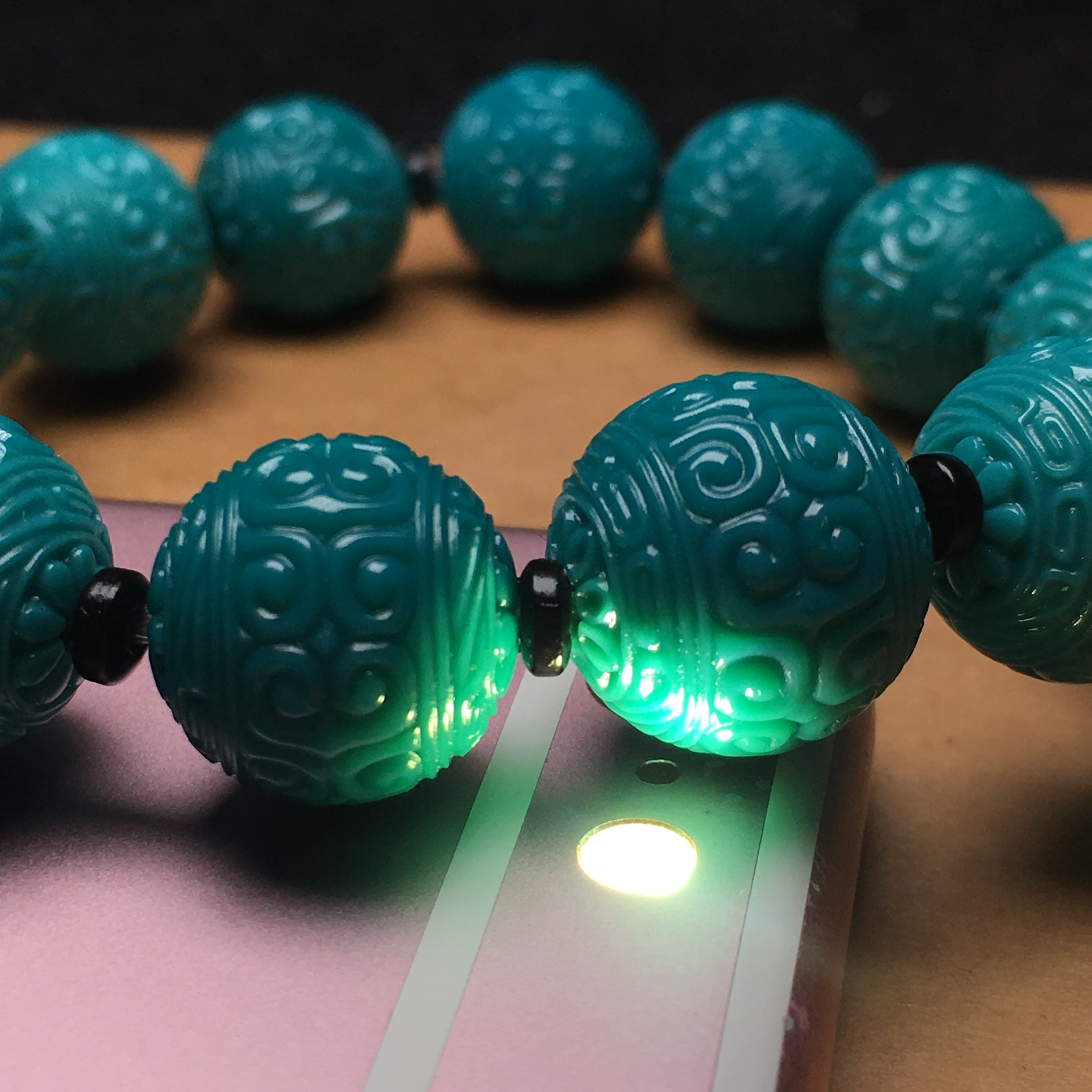 一级绿松石:松石的颜色呈现鲜艳的天蓝色,颜色较纯正,均匀,光泽感强