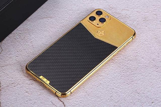 整个手机的机身被v形构图分为了上下两部分,上边是由24k黄金镀金构成