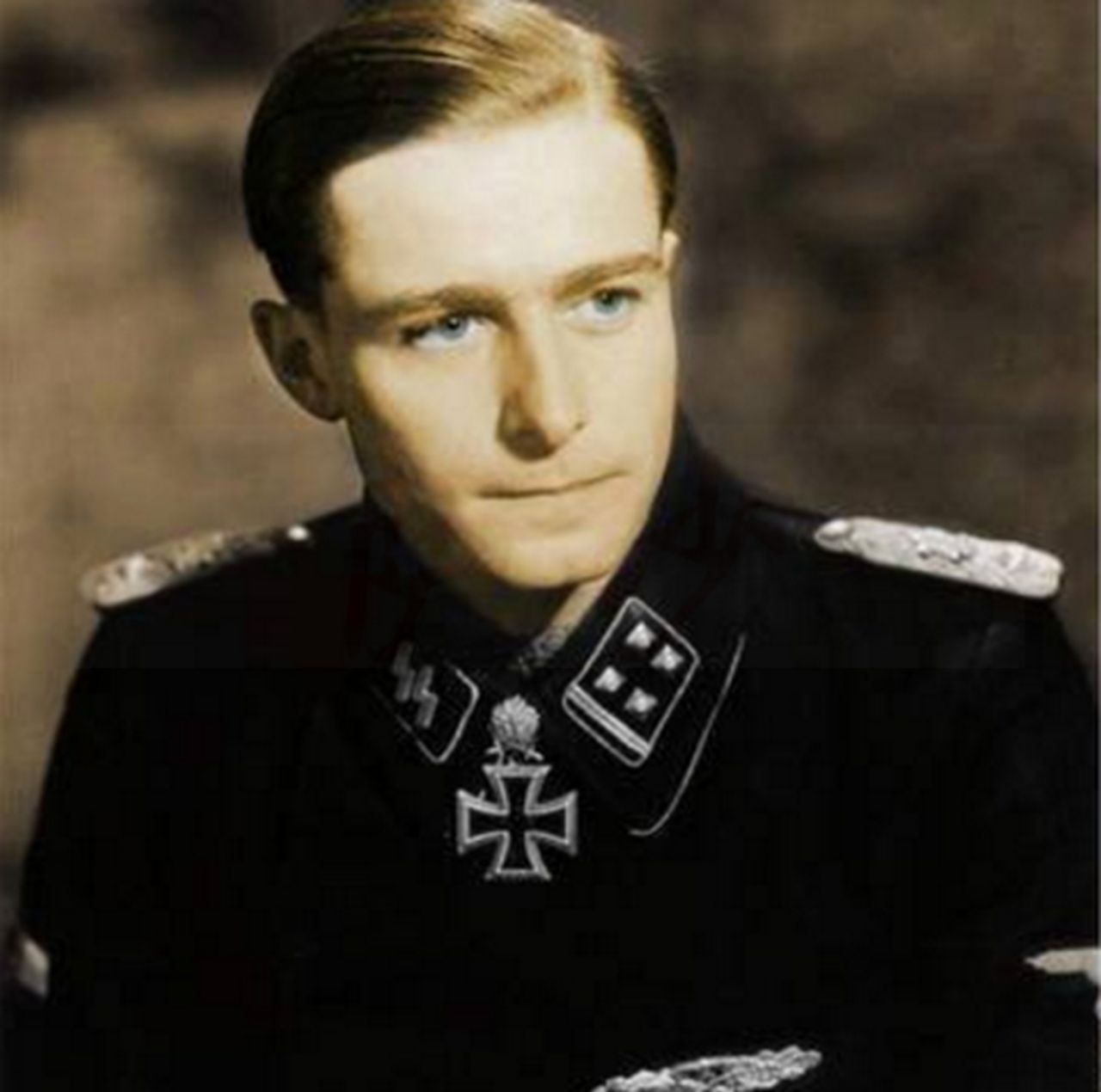 12月17日党卫军派佩尔部在马尔梅第屠杀1944年80名美军战俘被杀