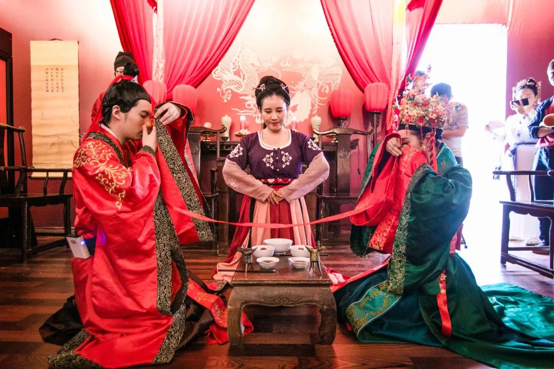 同牢合卺,撒帐等一个个环节一个个仪程都遵循传统礼制.