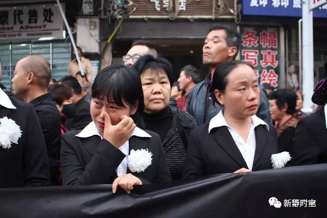 受到嘉奖,荣立三等功一次 23日,龚大川的骨灰 安葬在河南新野烈士陵园