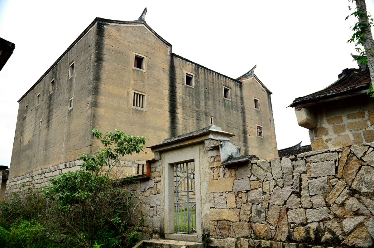 赵家堡城墙上用"三合土"夯筑的墙垛.