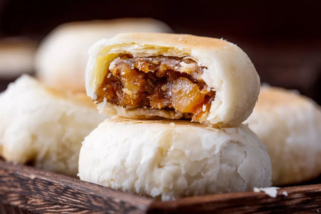 苏式鲜肉月饼每到月饼季,总有报道说某某老字号门口的鲜肉月饼队伍