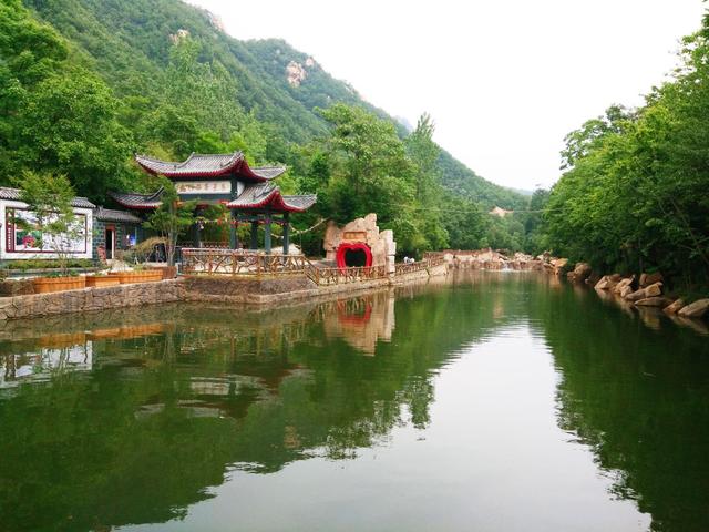 依托于西泰山风景区开发建设,森林覆盖率94%以上,舒适宜人的温度,满目
