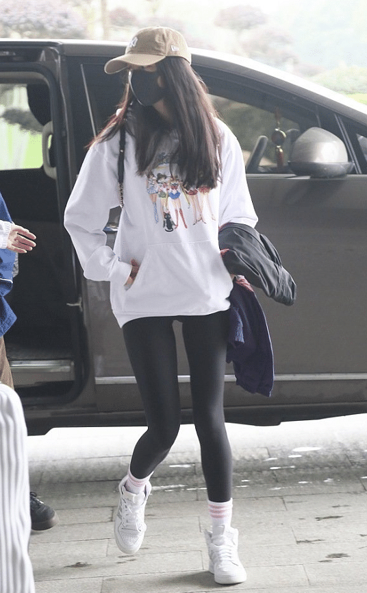 杨超越把"无痕裤 堆堆袜"穿火了,不仅舒服还秒变"腿精"