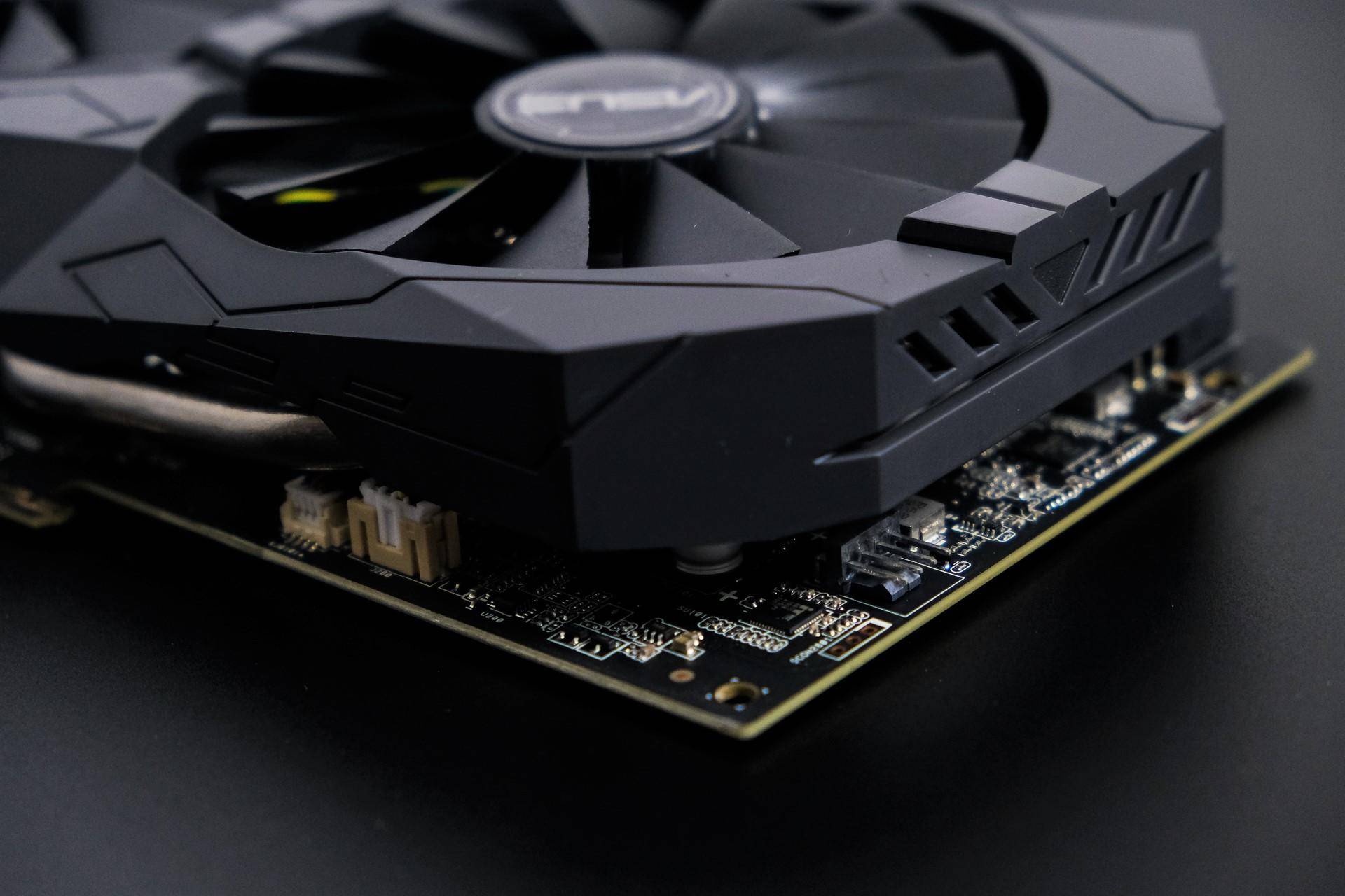 姗姗来迟的贵族华硕rog猛禽rx5802048sp