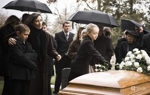 葬礼举办的地点可以是殡仪馆,教堂,甚至在家中也可以举行葬礼.