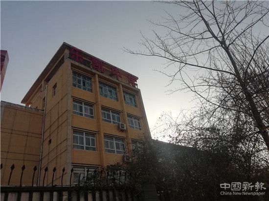 河北保定乐凯中学存车处建在校外便道上市民多有微词