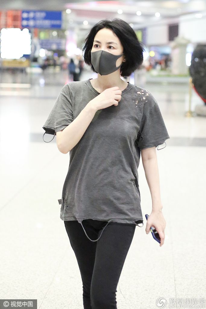 王菲罕见搭机 素颜穿破洞衣颜值不掉线