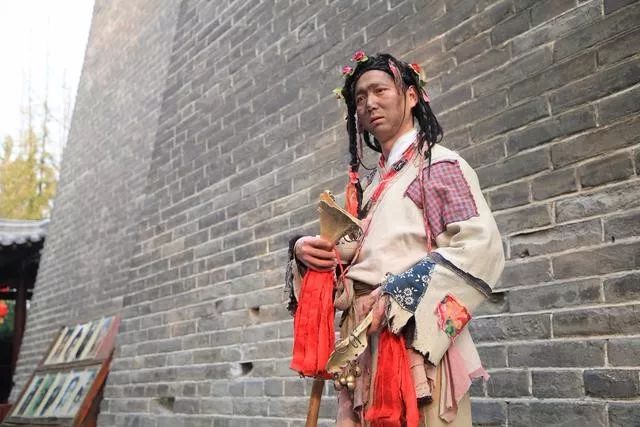 河南男子演乞丐8年成网红,拥有粉丝百万,很多人跑千里只为合影