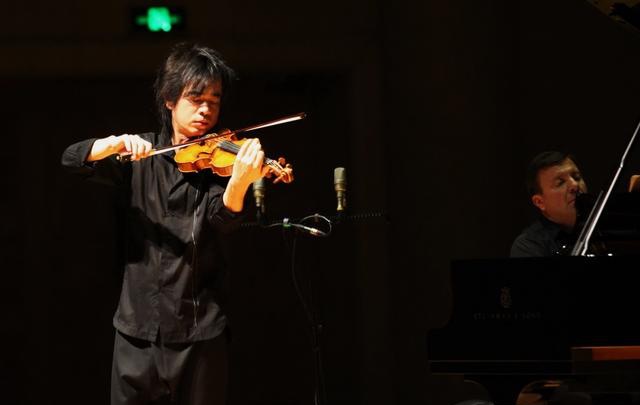 不太古典的小提琴手11月8日晚,中山公园音乐堂,林朝阳的音乐会现场