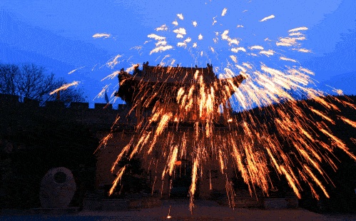 但其实,古代在没发明硝石的时候,是确确实实有"烟花"的.