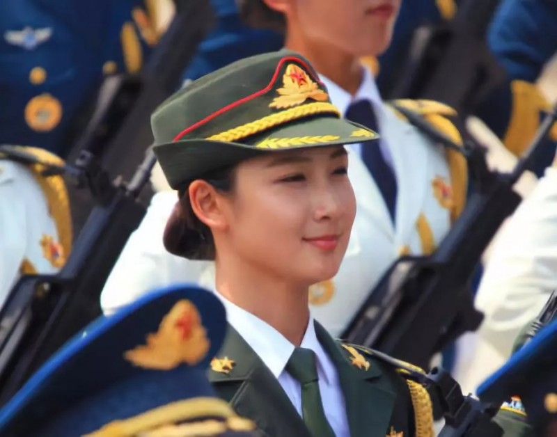 300多万赞! 一名中国仪仗女兵的模特秀视频火了__凤凰网