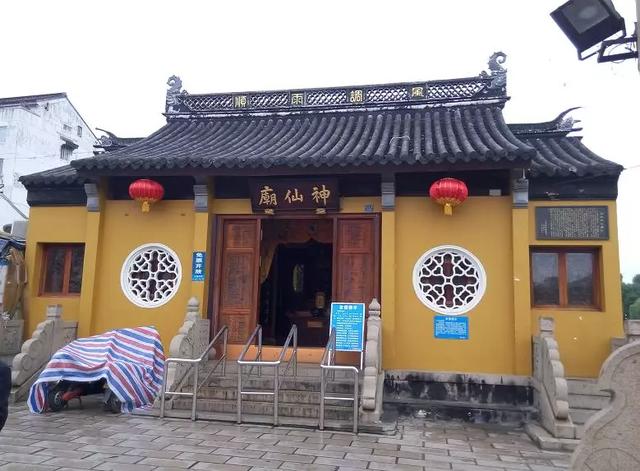 我们求助神仙保佑我们,神仙从我们这里拿到供品.