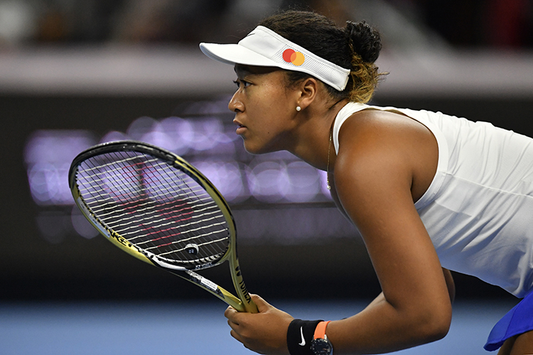 大坂直美准备接发球.