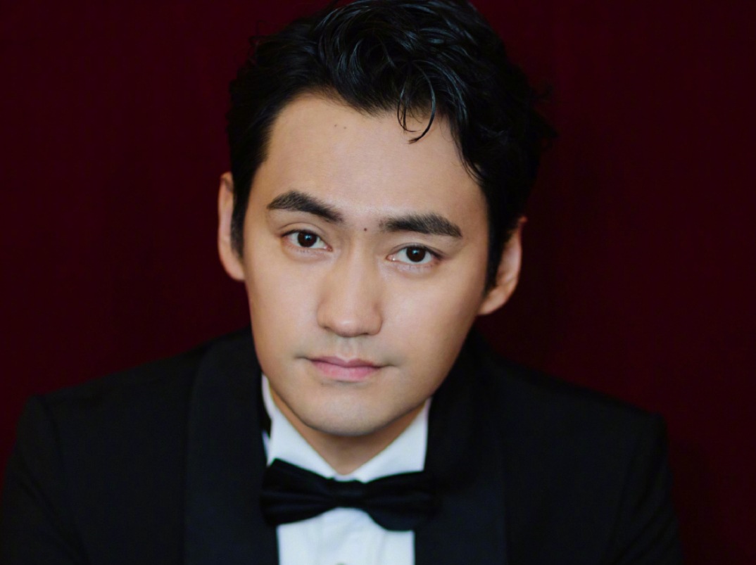 袁弘新剧为00后作配?突破形象挑战"糙汉"造型,能否再创佳绩