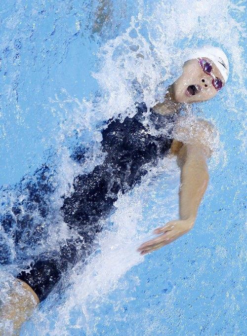 中游体育:别被仰泳轻松的外表蒙蔽了 正规仰泳其实很难__凤凰网